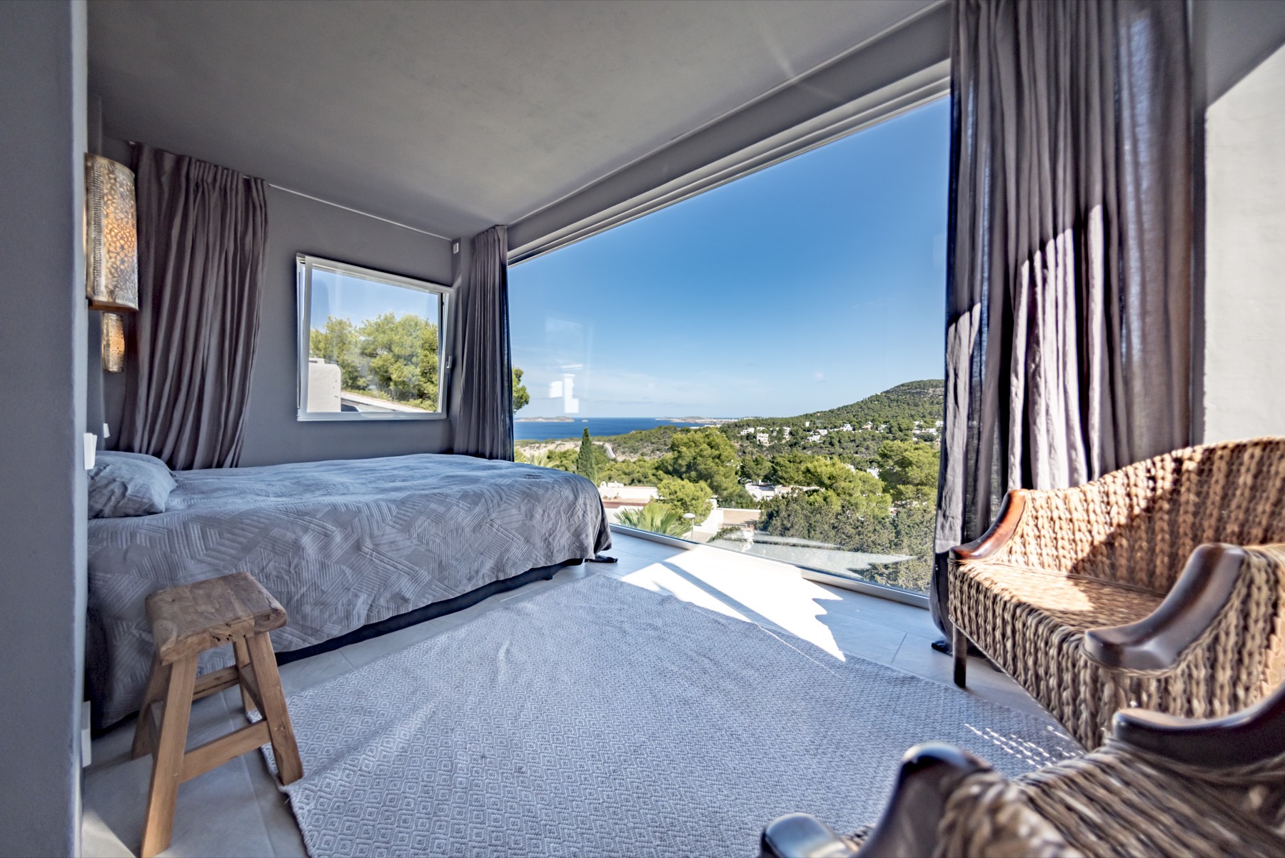 A Cala Vadella residence opening towards the sea